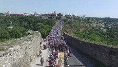 Over 20 thousand believers join in the Cross Procession from Kamenets-Podolsky to Pochaev (VIDEO)