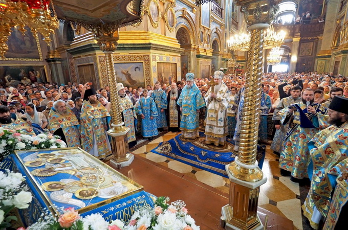 Тысячи верующих собрались в Почаевской лавре на праздник Успения (ФОТО)