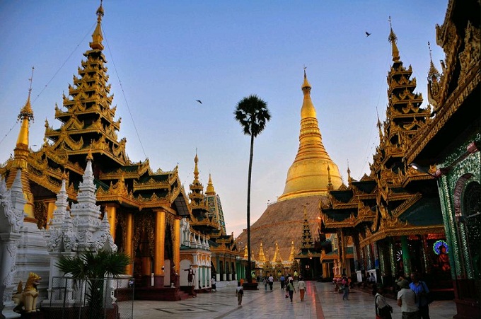 В Мьянме туристку посадили в тюрьму за отказ разуться в храме