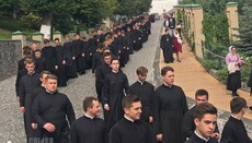 У Київських духовних школах навчальний рік розпочався з хресного ходу (ФОТО, ВІДЕО)