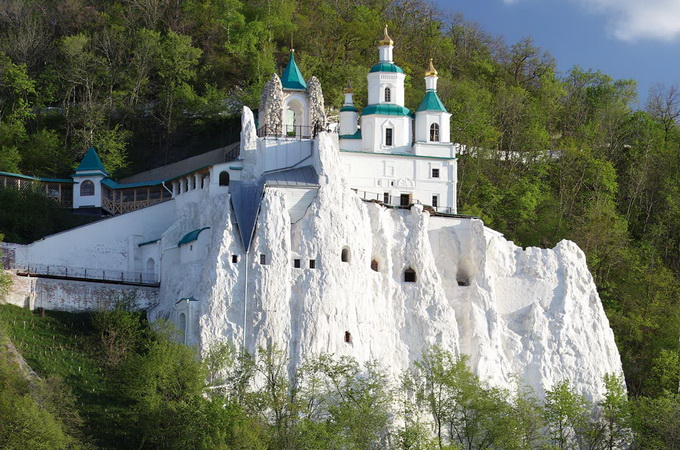 Святогірська лавра відсвяткує 25-річчя відновлення чернечого життя