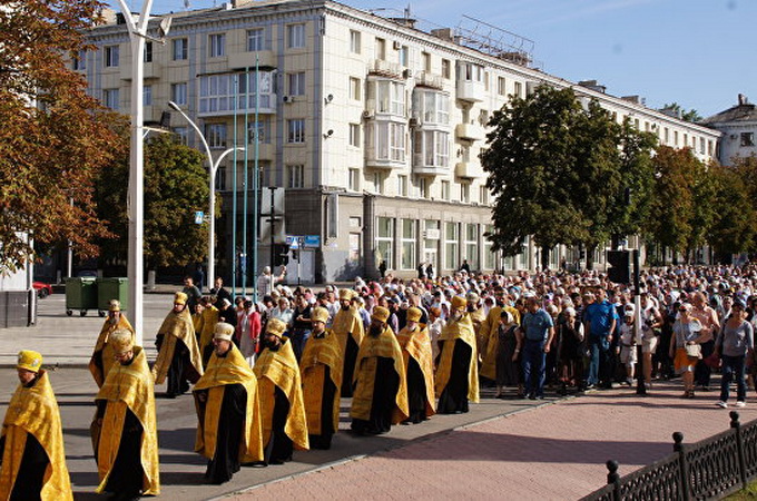 В Луганске крестным ходом за мир прошли 5000 человек