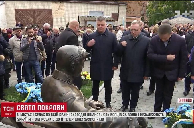 В Виннице чиновники перекрестились на «святого» Петлюру (ВИДЕО)