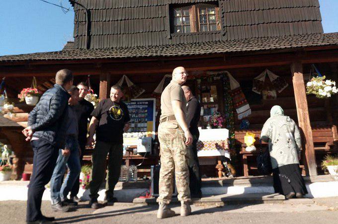 Uniates cut locks from the church in Kolomyia and hold a service there