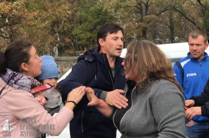 Верующих УПЦ выталкивали из храма в Коломые при бездействии полиции (ФОТО, ВИДЕО)