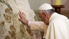 Папа Франциск зізнався, що засинає під час молитви
