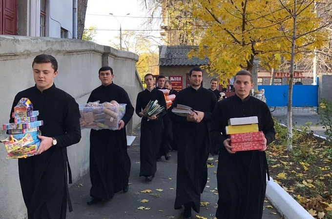 Одеські семінаристи допомогли дітям з протитуберкульозного диспансеру