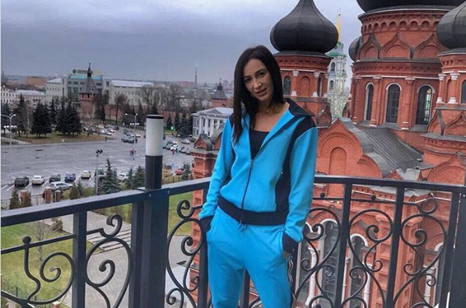 В соцсетях возмутились фото звезды «Дома 2» в спортивном костюме на фоне храма 