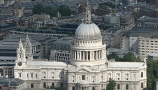 Англіканські священики протестують проти лібералізації за допомогою листівок