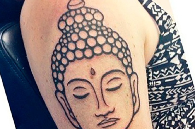 Британка отсудила $ 5200 у властей Шри-Ланки за татуировку Будды