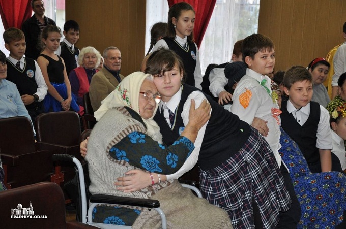 Одесская епархия и гимназисты провели концерт в доме престарелых 