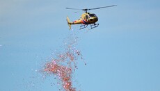 В Грузії священики скидали цукерки з вертольота над сільськими школами