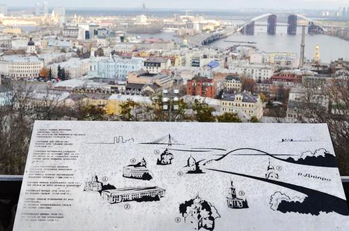 На смотровой площадке Андреевской церкви установили схему храмов Подола