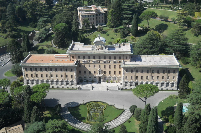 Папа Франциск звільнив заступника голови банку Ватикану