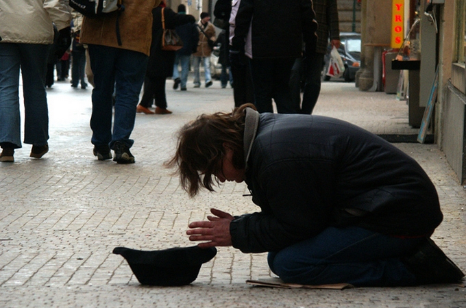 Священник УПЦ дал совет, как правильно подавать милостыню