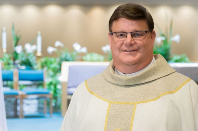 У США під час проповіді католицький священик зробив камінг-аут