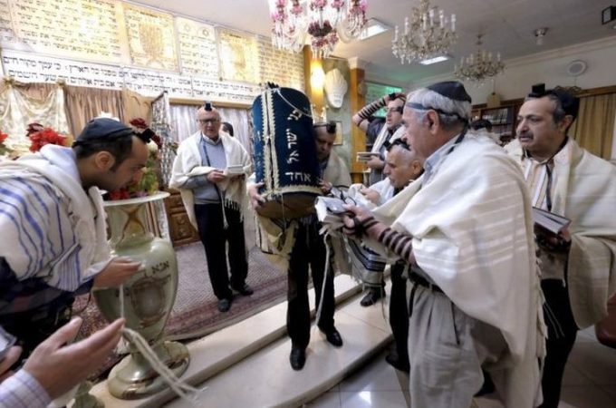 В Иране осквернили синагогу и выбросили молитвенники в туалет