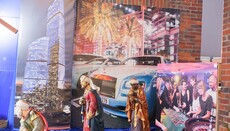 В Білорусі задником вертепу стали фотографії біженців і хмарочосів