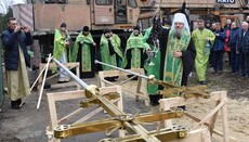 Митрополит Лука освятил кресты на храме противотуберкулезного диспансера