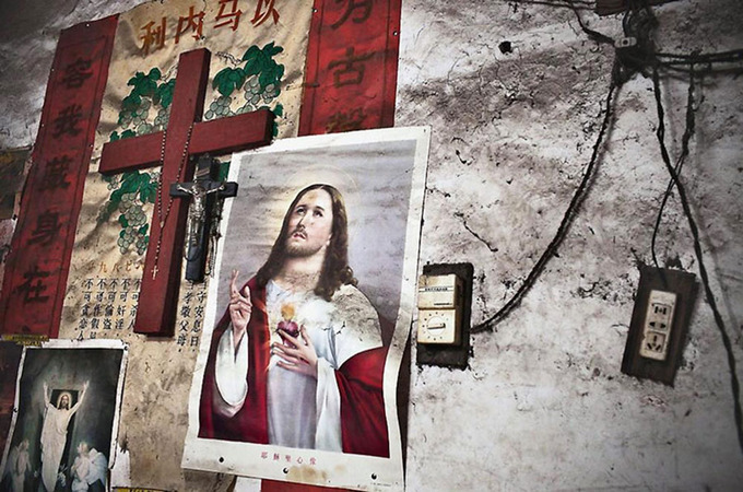 Китайские власти снесли крест, а затем и католический храм