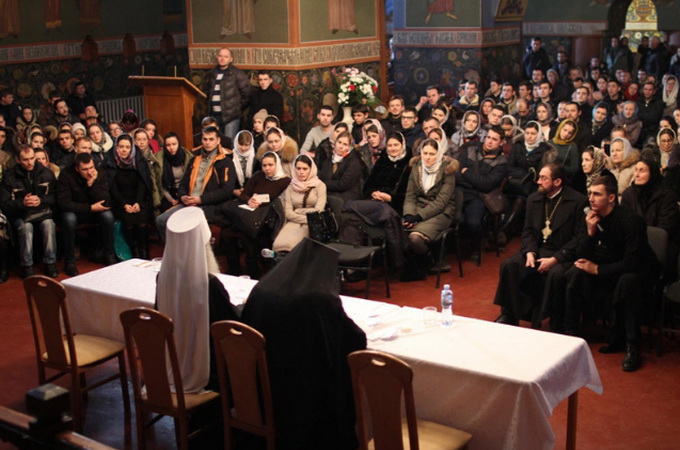 В Почаївській лаврі архієреї УПЦ розповіли молоді про важливість молитви