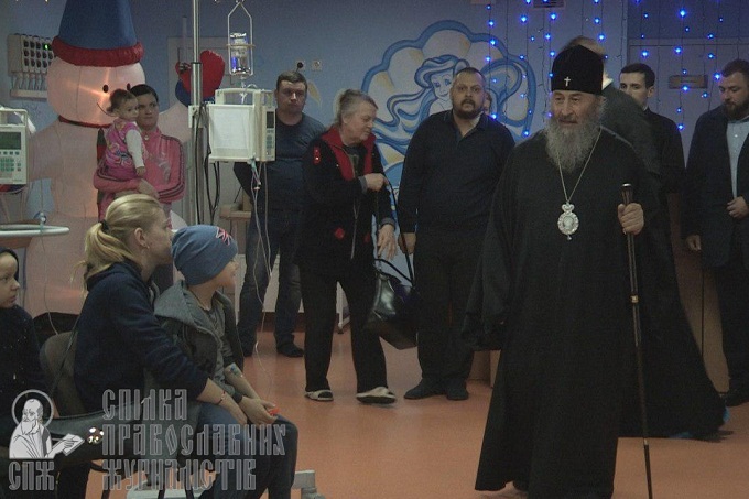 Предстоятель УПЦ благословив дітей в Інституті раку та роздав подарунки (ФОТО, ВІДЕО)