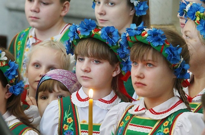 В Беларуси для детей-чернобыльцев провели акцию «Рождественская елка» (ФОТО)