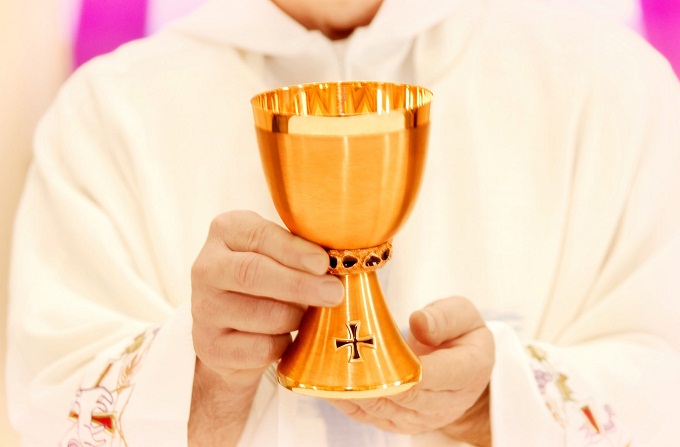 В Ирландии в храмах из-за гриппа отказались от единой чаши для Причастия