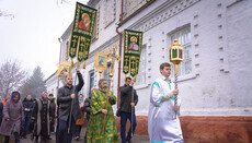 Верующие Донецка восстановили разрушенный снарядом храм