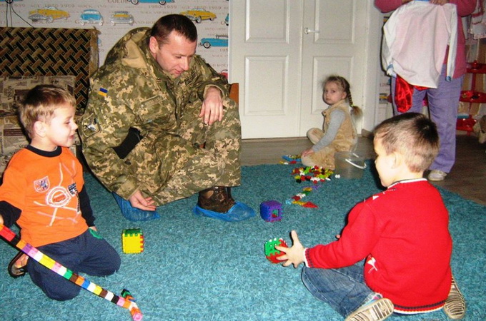 В Хмельницком военные летчики и священники УПЦ помогли детям-инвалидам