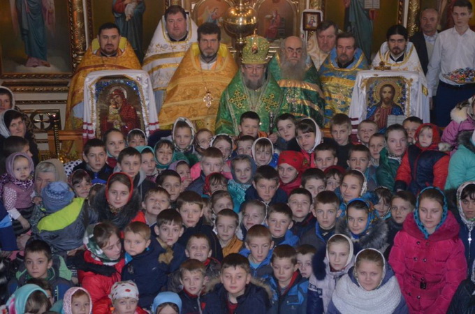 100 поліських дітей молилися з архієреєм УПЦ за мир в Україні