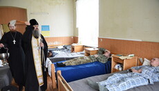 Священики привітали пацієнтів у військовому госпіталі, що був відремонтований УПЦ