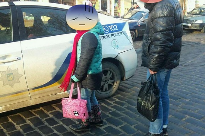 Родной отец завез дочь во Львов побираться под церковью (ФОТО)