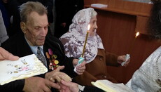 В Ровеньковской епархии УПЦ обвенчала супругов, проживших в браке 75 лет