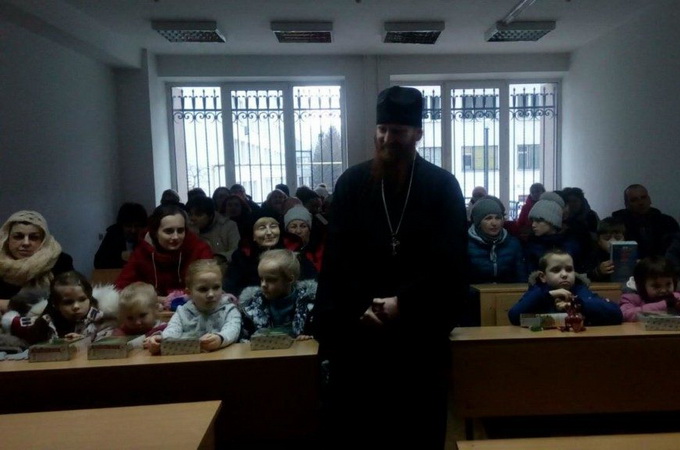 Волынские семинаристы передали переселенцам помощь, собранную на концерте