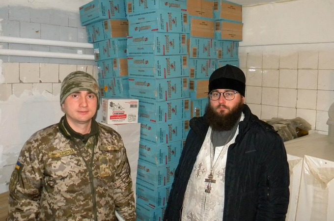 Капелани УПЦ передали гуманітарку у Вінницький військово-медичний центр