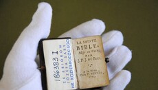 У Львові реставрують мініатюрну французьку Біблію XVIII століття