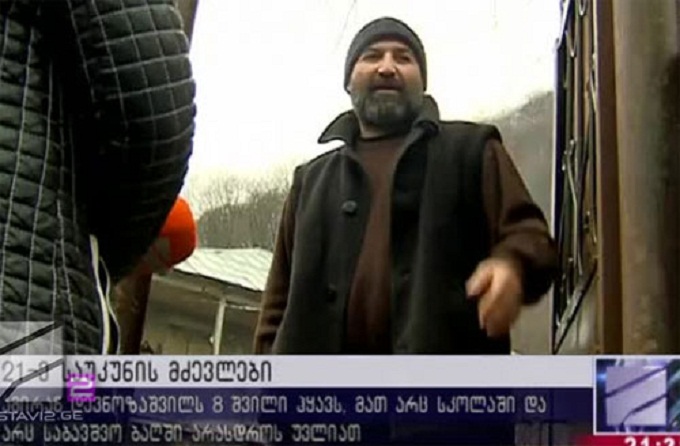 Грузинский архиерей пытается вразумить горца, изолировавшего своих детей