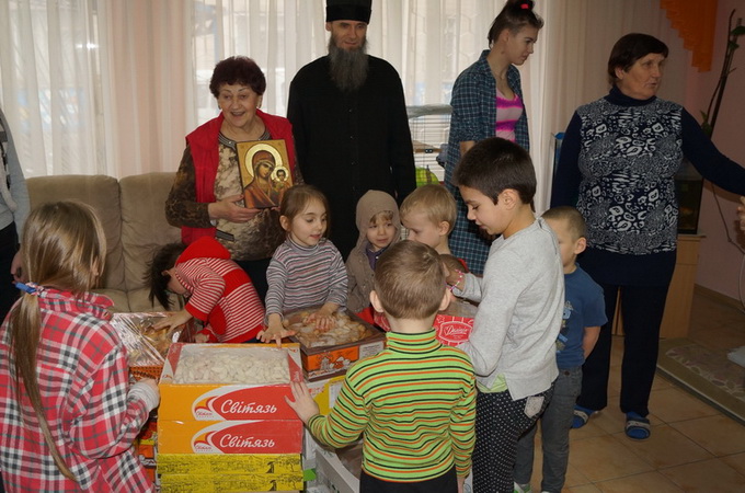 Братія Лаври подарувала іграшки київським дітям-сиротам