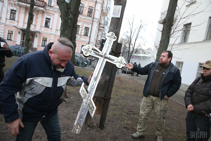 In Kiev center radicals dismantles memorial cross erected by UOC