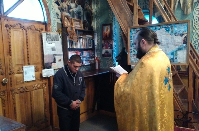 Клірики Коломиї освятили приміщення колонії та охрестили засудженого