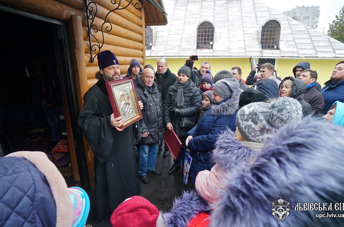 Архієпископ Філарет підтримав громаду храму, підпаленого радикалами