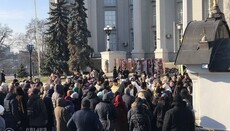 Віряни зібрались на молебень на підтримку Десятинного монастиря
