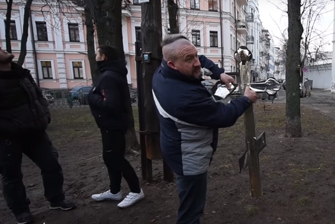 Чому християнські символи викликають ненависть у націоналістів