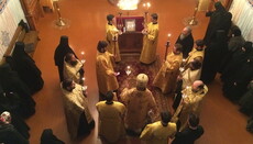 Соцсети: Предстоятель УПЦ, молящийся как простой прихожанин, – пример для всех