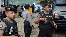 В Індонезії поліцейські застрелили чоловіка, який напав з мечем на віруючих