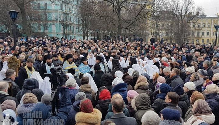 Требования радикалов снести Десятинный монастырь встретили многотысячный молитвенный отпор