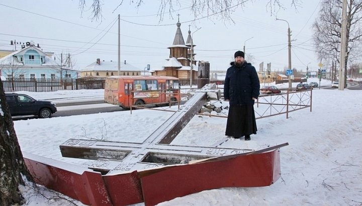 Поклінний хрест був встановлений поряд з Артемієво-Веркольським подвір'ям