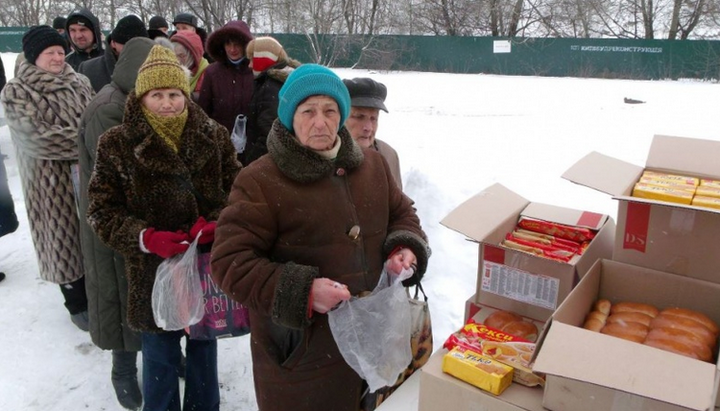 Социальные работники Кафедрального собора УПЦ раздали продуктовые наборы нуждающимся