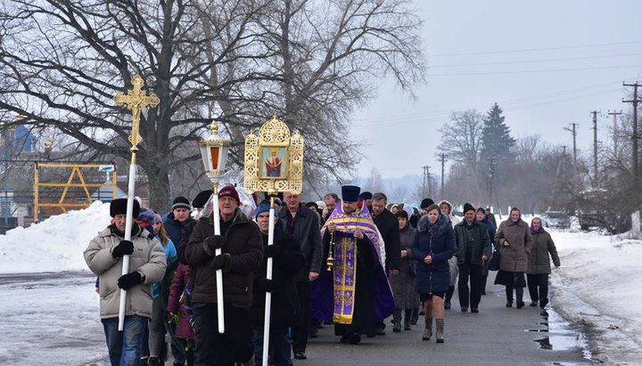 Верующие села Козары прошли крестным ходом от Покровского храма к памятнику жертвам трагедии 1943 года